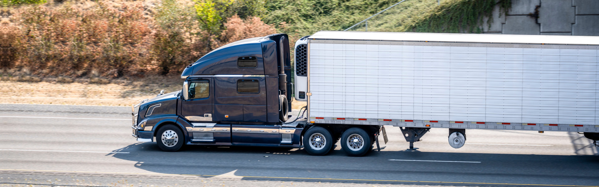 Refrigerated Trucks Or Reefer Trucks Logistics In Illinois Hariom Logistics Llc 3256